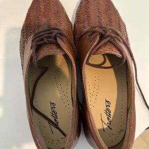 Trotters Brown Leather Women's Oxfords